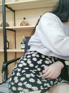 继姐好友：给他玩玩奶子又不会怀孕，再说你欠他的