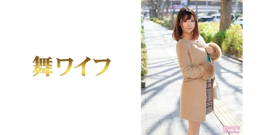 逼毛很多的美女少妇诱惑狼友，听狼友指挥脱光了玩弄骚穴，道具抽插骚逼，让大哥玩弄骚奶子，撅着屁股玩骚逼